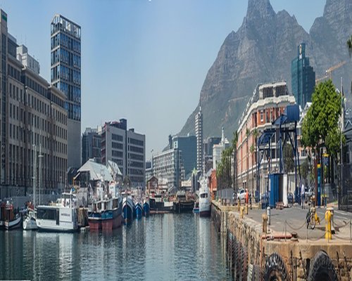 Mestský ruch a človek v električke hľadajúci rovnováhu